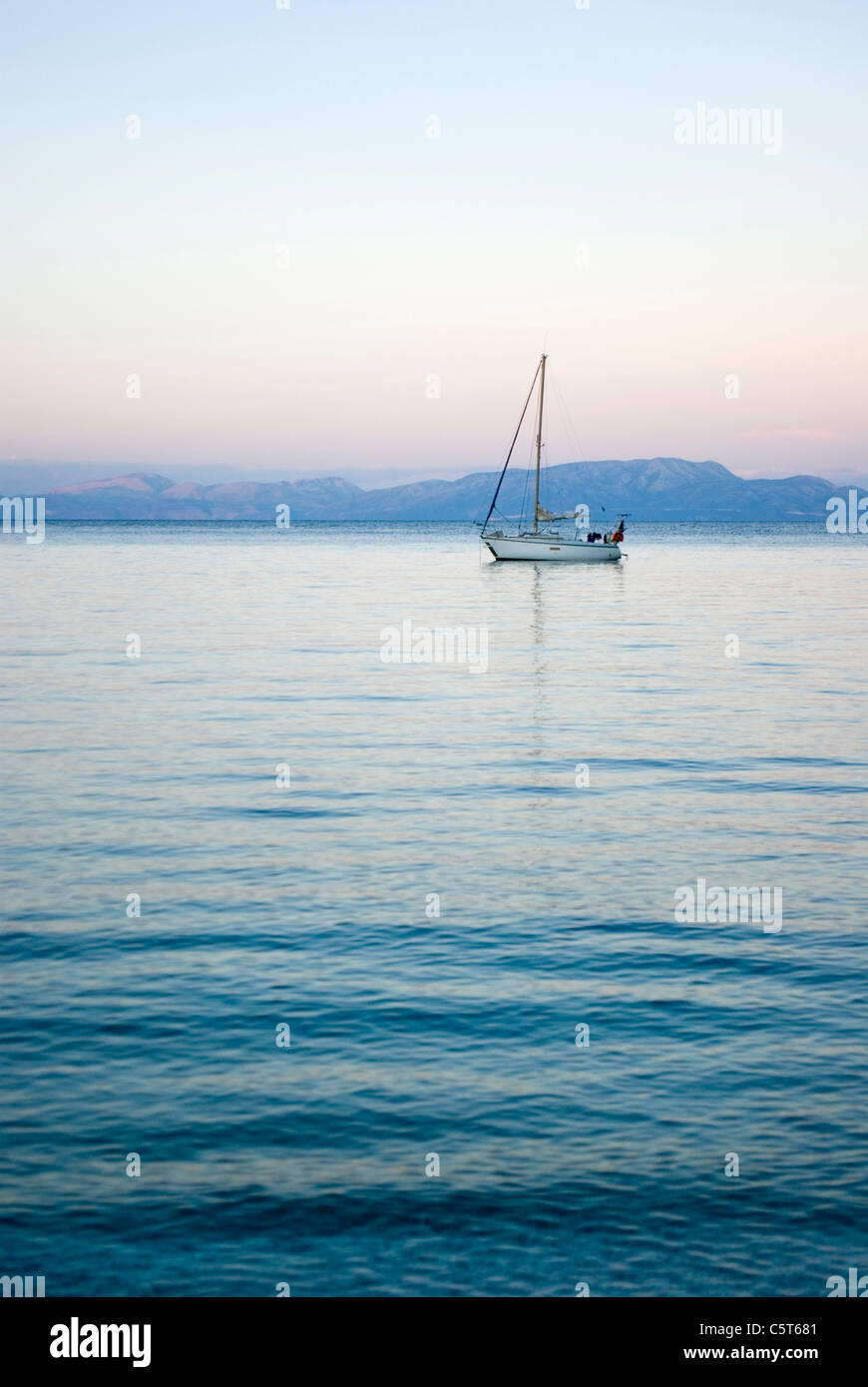 Griechenland, Ionisches Meer, Ithaka, Segelboot mit Segel nach unten Stockfoto