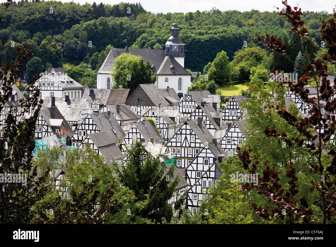 Deutschland, Nordrhein-Westfalen, Freudenberg, Fachwerk Häuser, erhöhten Blick Stockfoto