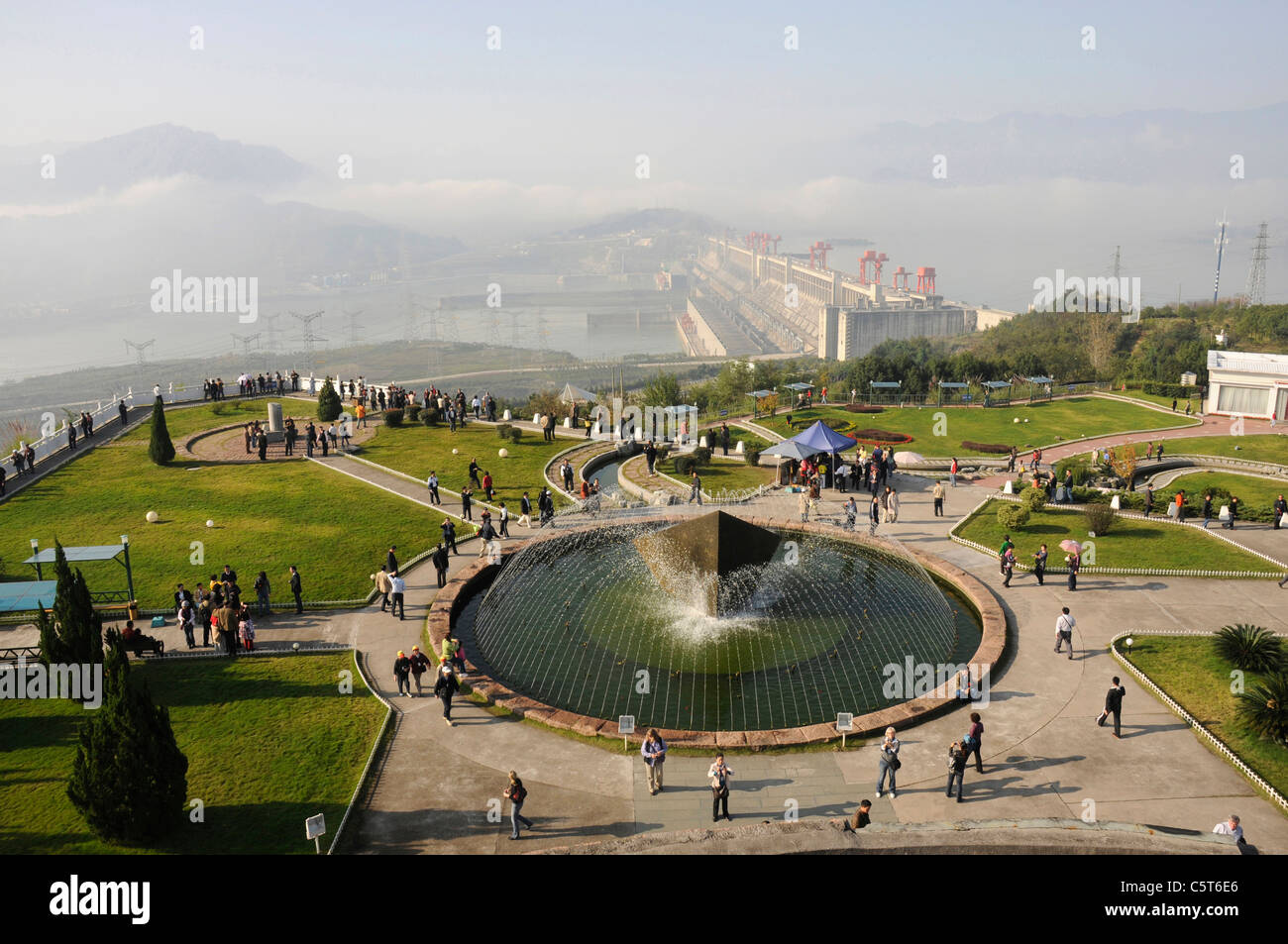 China, drei-Schluchten-Staudamm, Touristen und Brunnen im Vordergrund ...