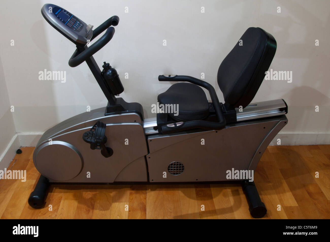 Heimtrainer Fahrrad Fahrrad in ein Fitness-Studio Stockfoto