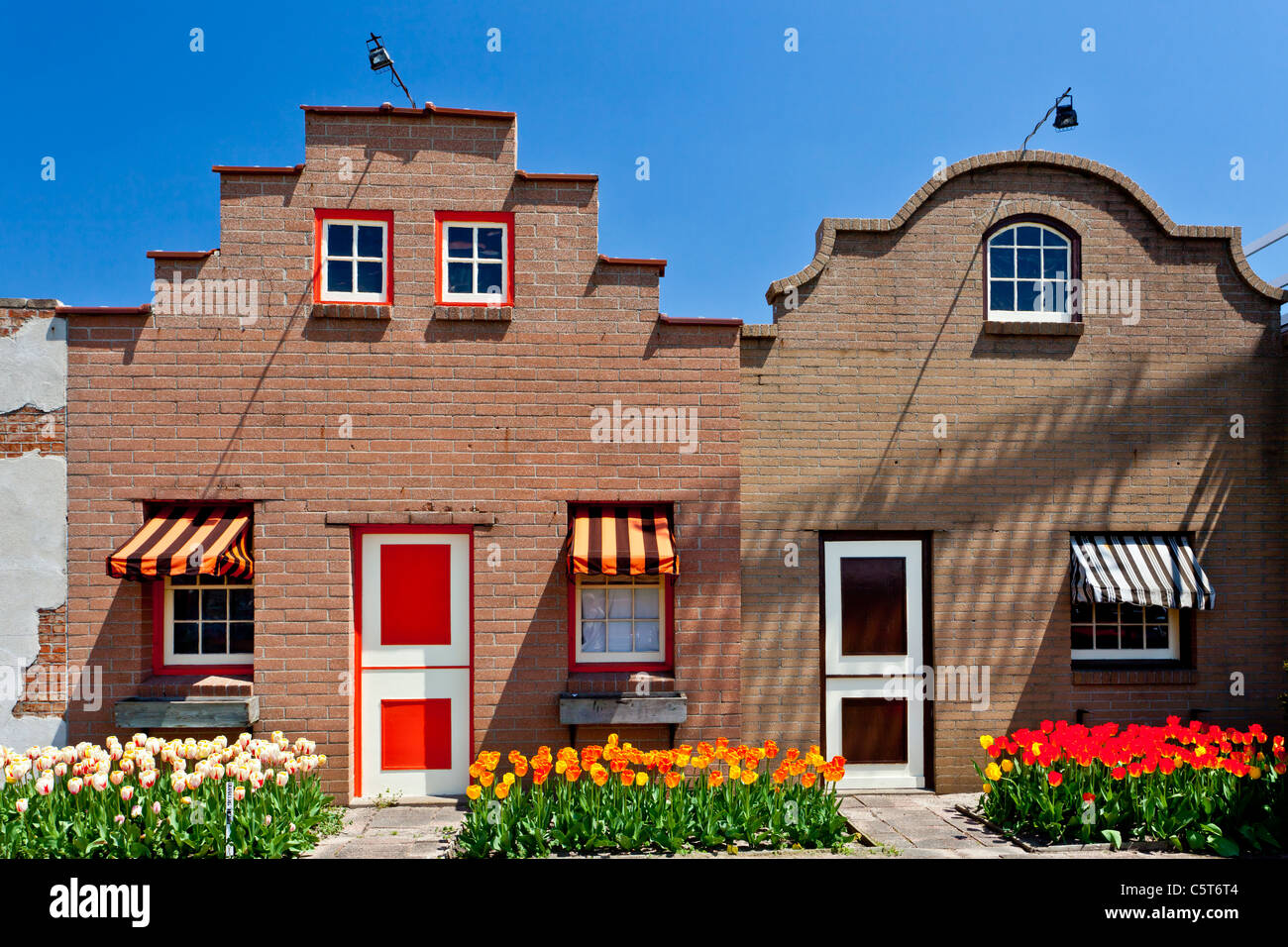 Architektur und Geschäfte der niederländischen Dorf Touristenattraktion in Holland, MIchigan, USA. Stockfoto