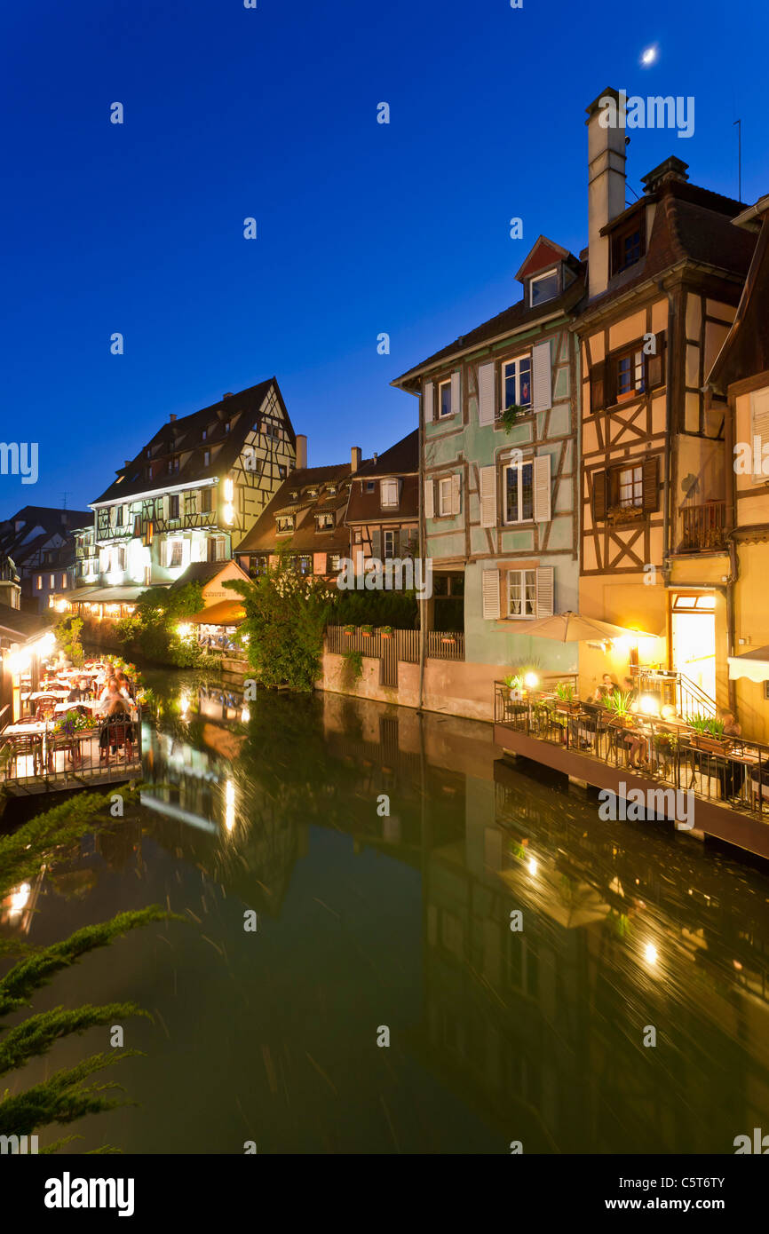 Frankreich, Elsass, Colmar, Krutenau, Ansicht von La Petite Venise Viertel mit Restaurant in der Nähe von Lauch-Fluss in der Nacht Stockfoto