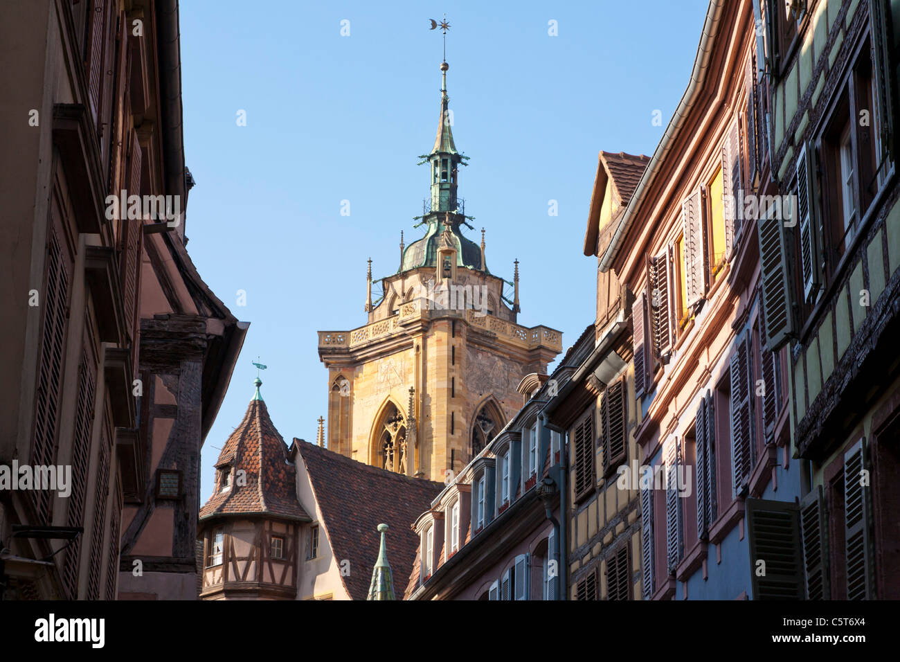 Frankreich, Elsass, Colmar, Ansicht von Saint Martin Kathedrale und Häuser in Altstadt Stockfoto