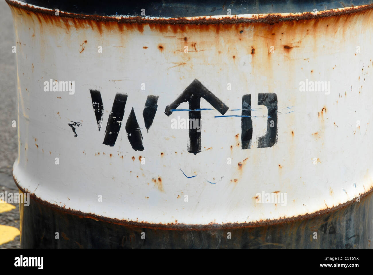 Stillgelegten ehemaligen Krieg Dept Oildrum Marker Post außerhalb Codebreaker Hütten in Bletchley Park, Bucks., 2011. Stockfoto