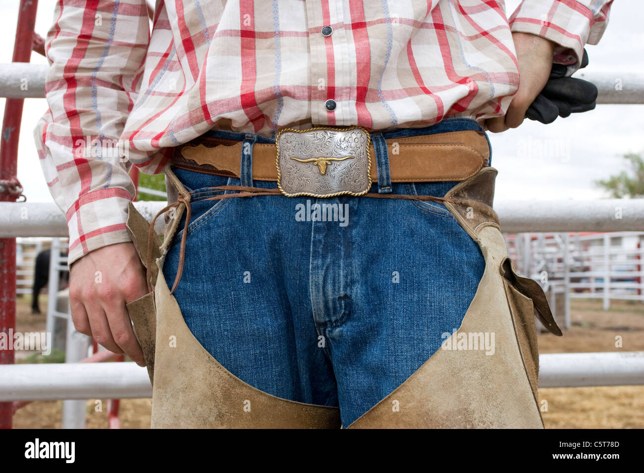 USA, Texas, Dallas, Cowboy stehend nahe bei Zaun Stockfoto