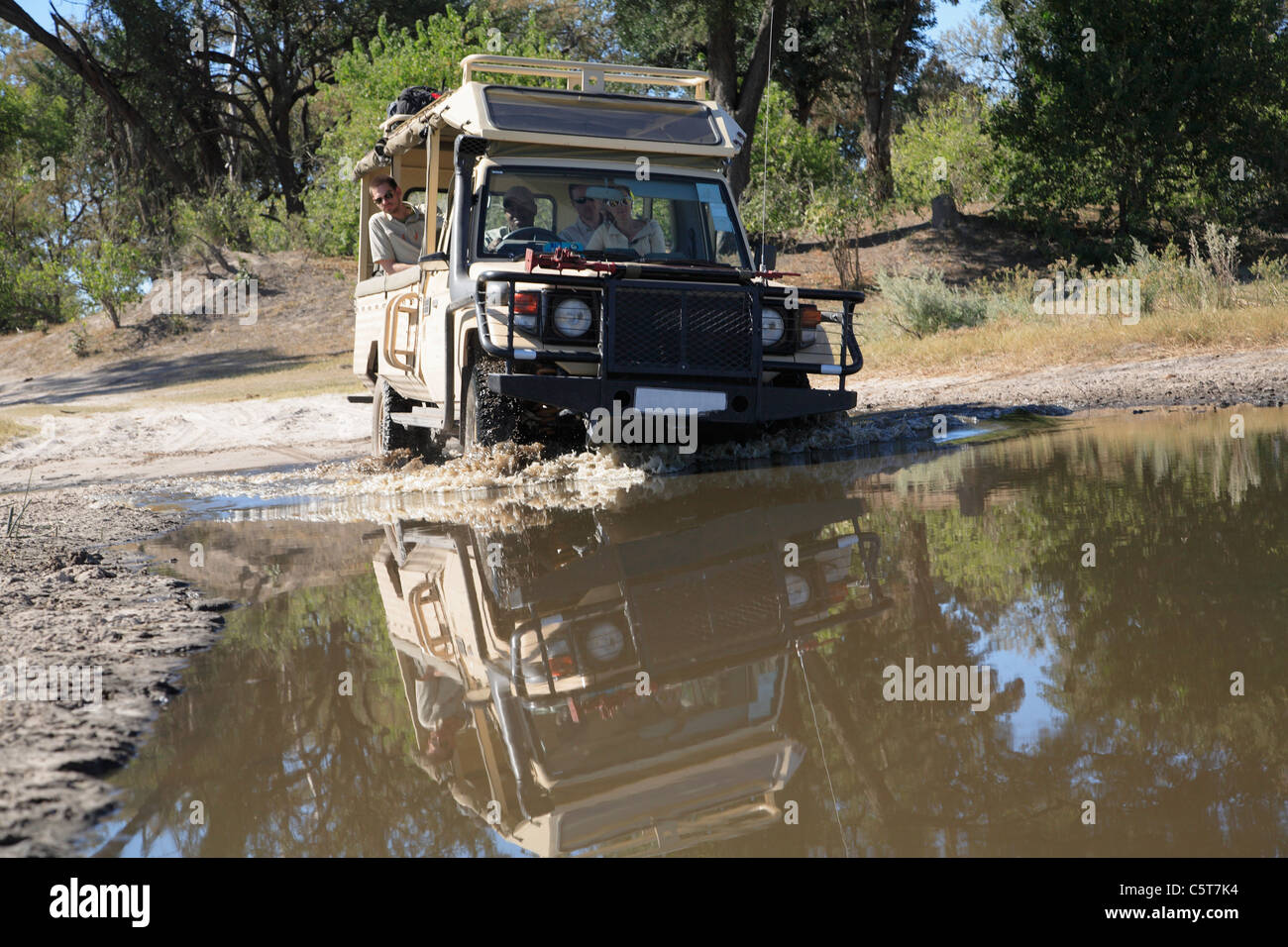 Afrika, Botswana, Okavango Delta, Fahrzeug Kreuzung Wasserloch Stockfoto