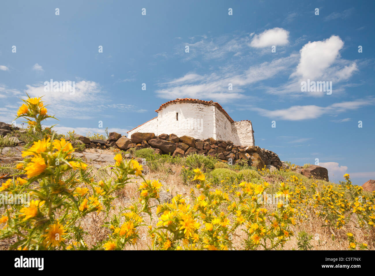 Eine griechische orthodoxe Kapelle auf einer Landzunge oberhalb Skala Eresou auf Lesbos, Griechenland. Stockfoto