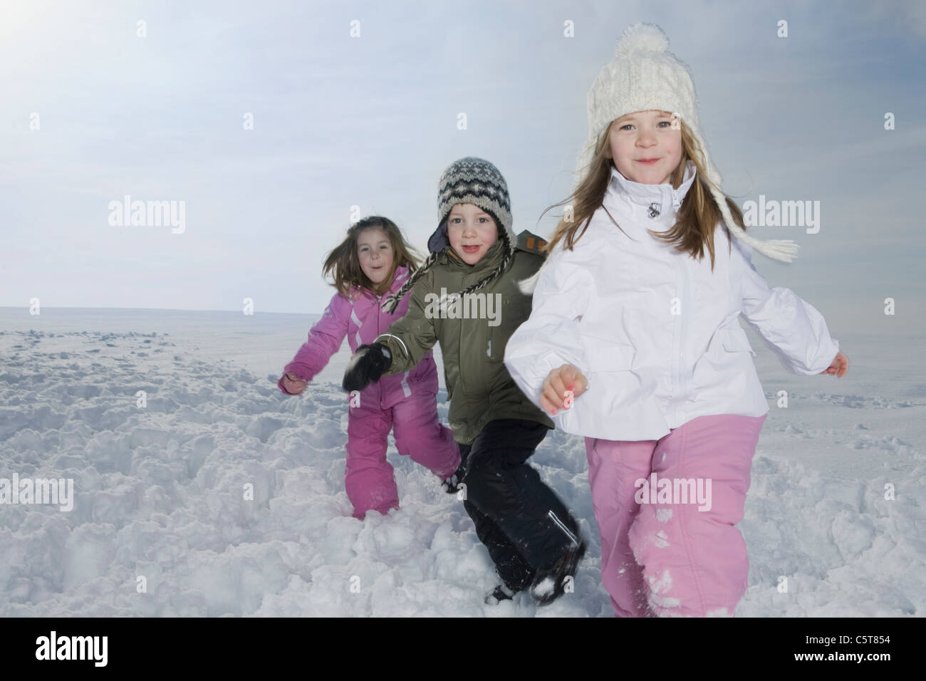 Deutschland, Bayern, München, Kinder in Schneelandschaft Stockfoto