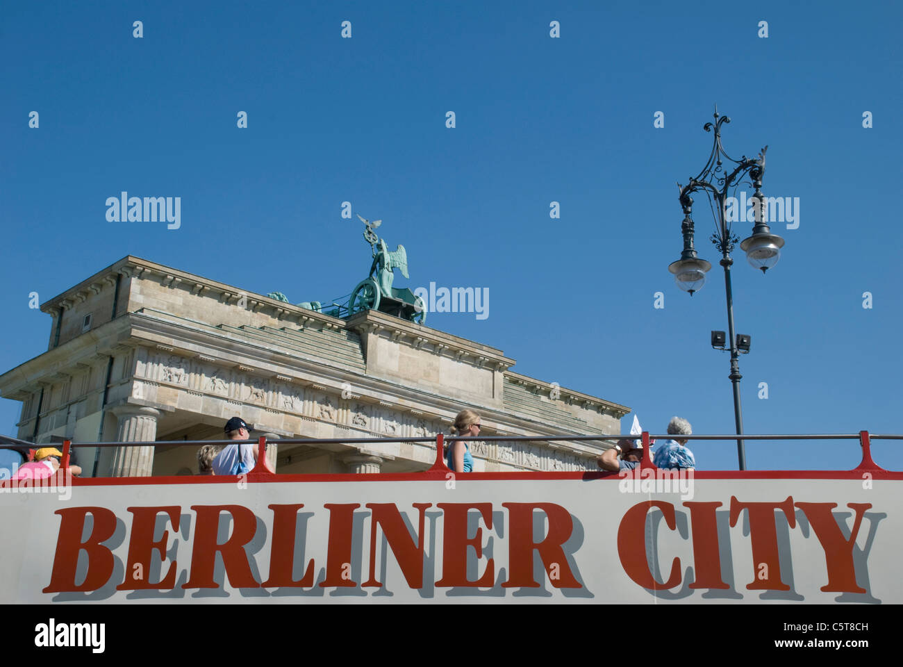Deutschland, Berlin, Brandenburger Tor, Touristen auf einem bus Stockfoto