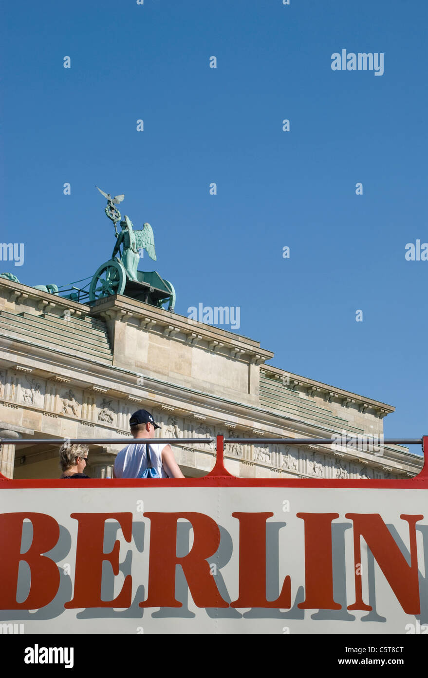 Deutschland, Berlin, Brandenburger Tor, Touristen auf einem bus Stockfoto