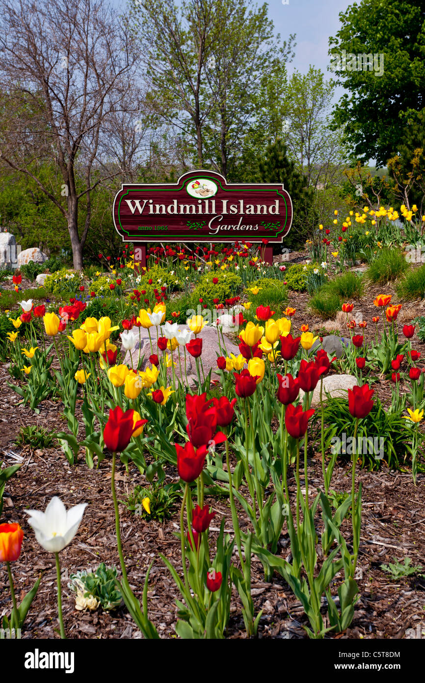 Das Windmill Island Schild mit Frühlingsblumen in Holland, Michigan, USA. Stockfoto