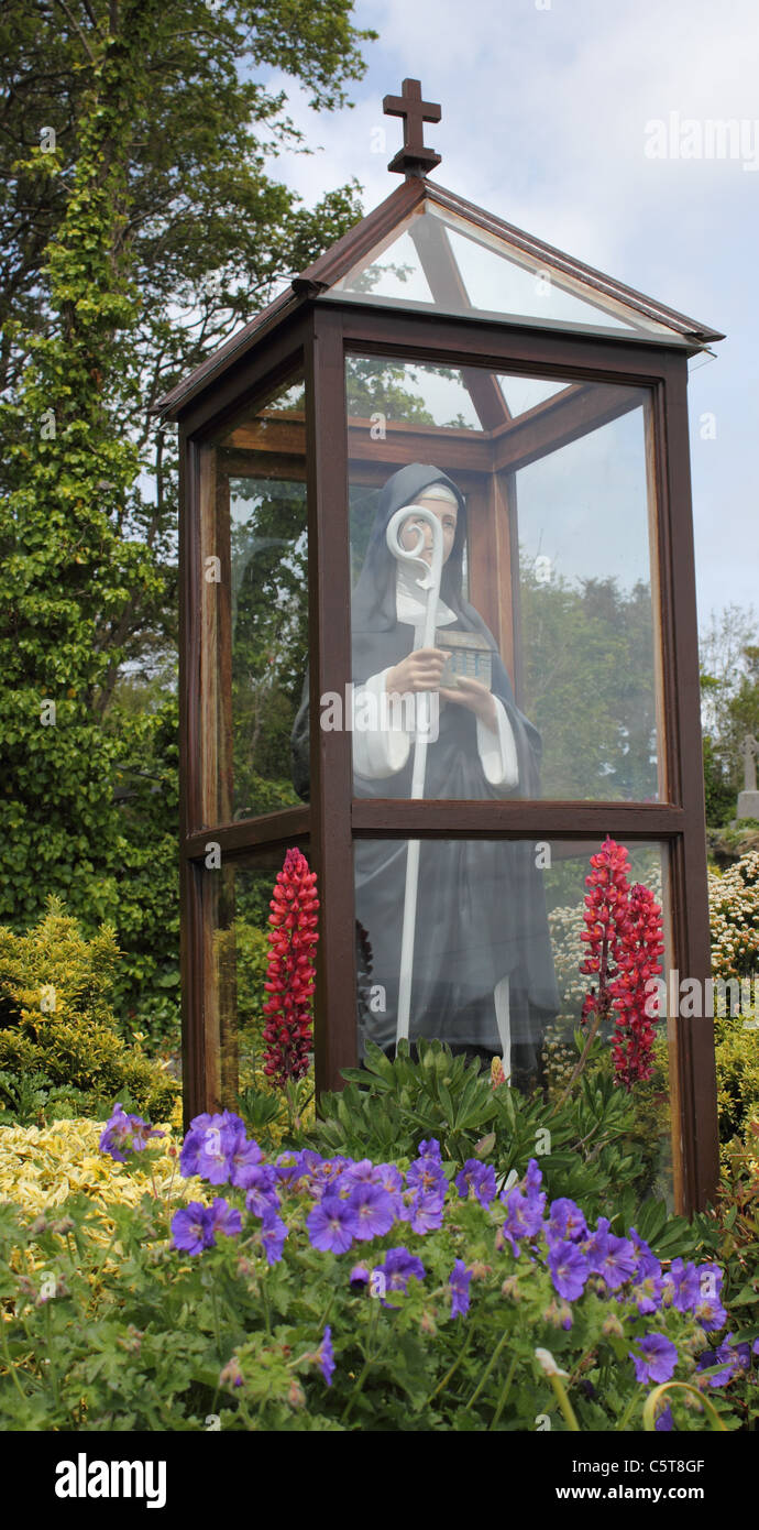 Statue der Heiligen Birgitta (St. Brigid) außerhalb St. Bridget (St. Brigid) gut, Liscannor, County Clare, Irland Stockfoto