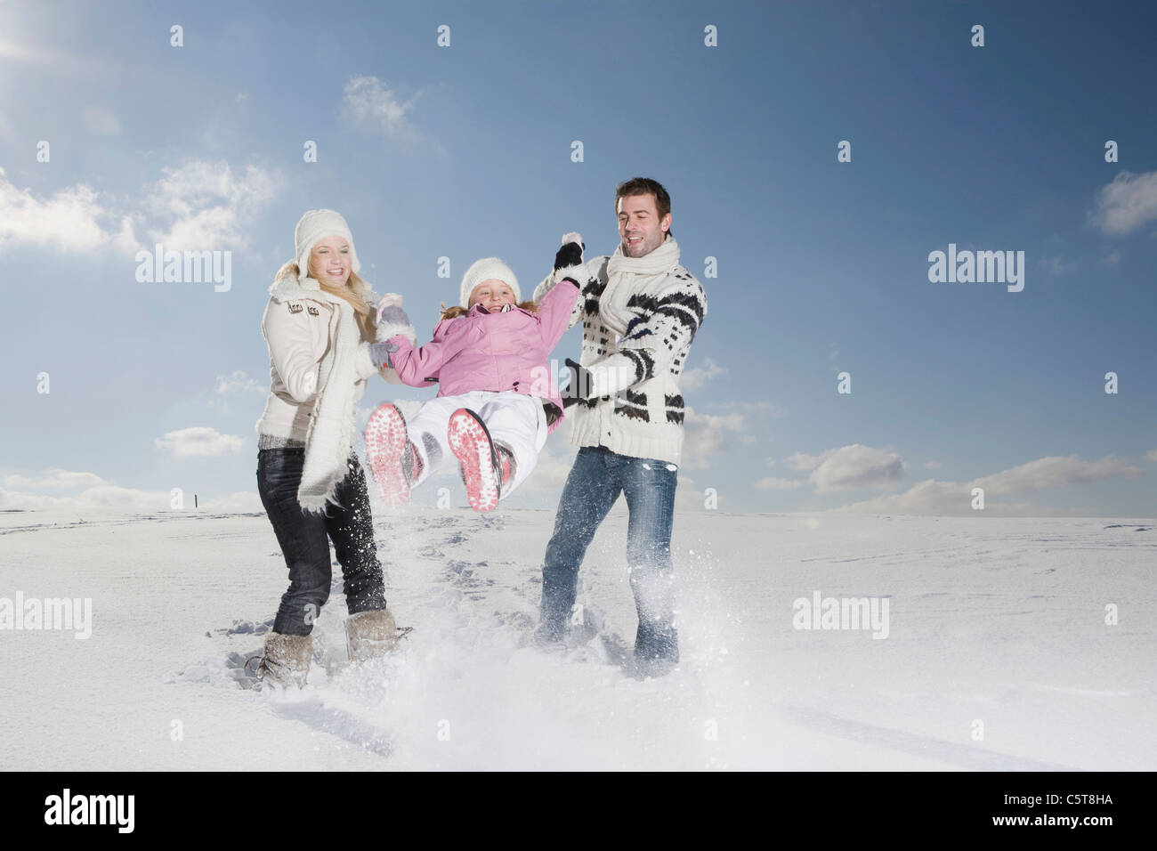 Deutschland, Bayern, München, Familie mit Tochter (6-7) im verschneiten Landschaft, Spaß Stockfoto