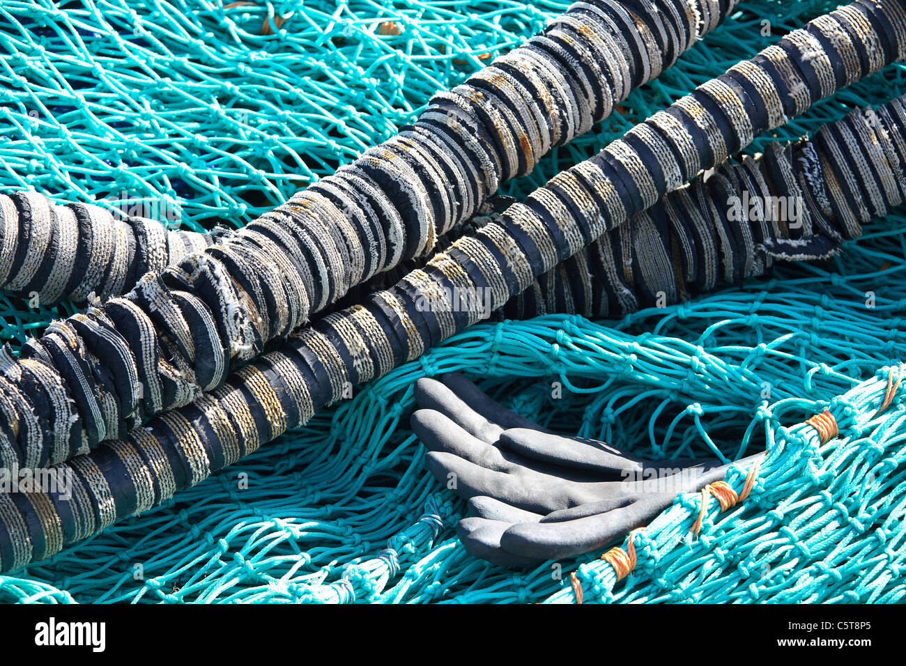 Fischnetz, Seile und Handschuhe an den Fischerhafen im Hawth. Stockfoto