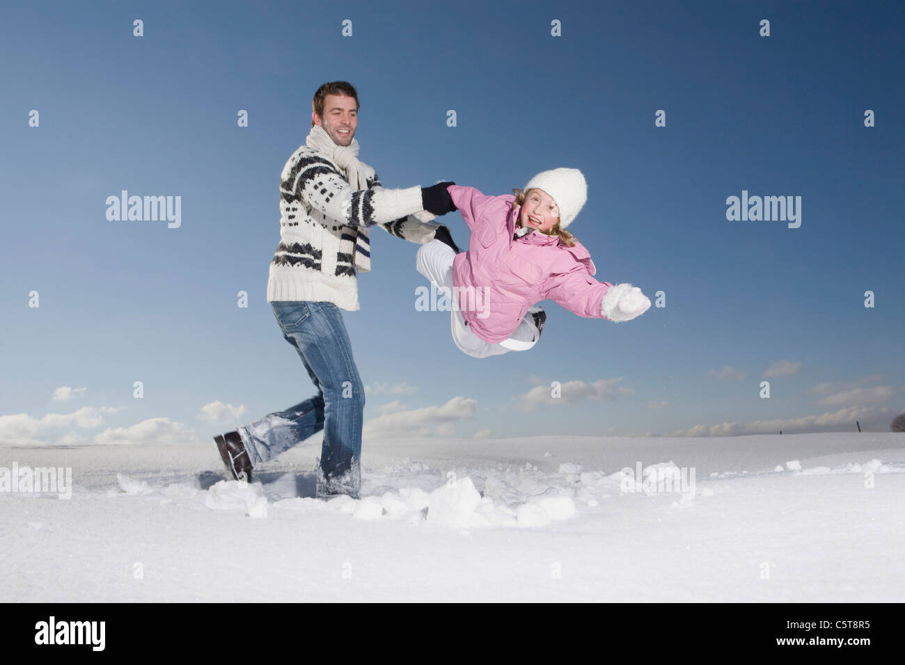 Deutschland, Bayern, München, Vater und Tochter (6-7) in verschneiter Landschaft, Spaß Stockfoto
