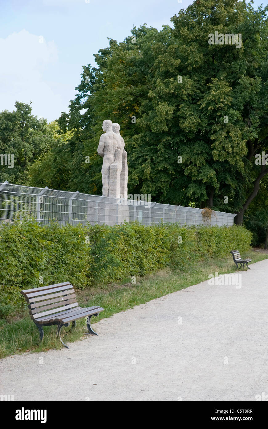 Deutschland, Berlin, Olympiastadion, Skulpturen neben Zaun Stockfoto