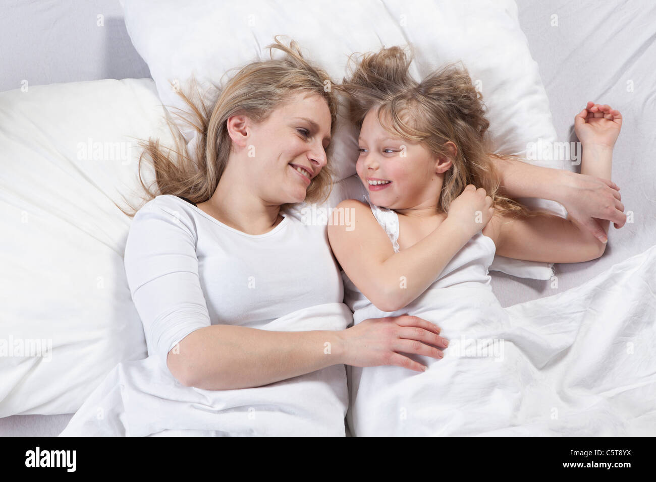 Deutschland, Bayern, München, Mutter und Tochter am Bett liegen Stockfoto