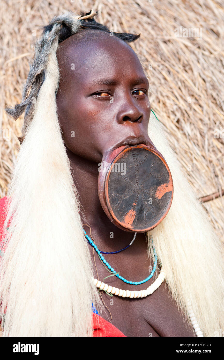 Porträt von einem Mursi-Tribeswoman tragen eine Mundlochplatte im Mago Nationalpark am unteren Omo-Tal, Südliches Äthiopien, Afrika. Stockfoto