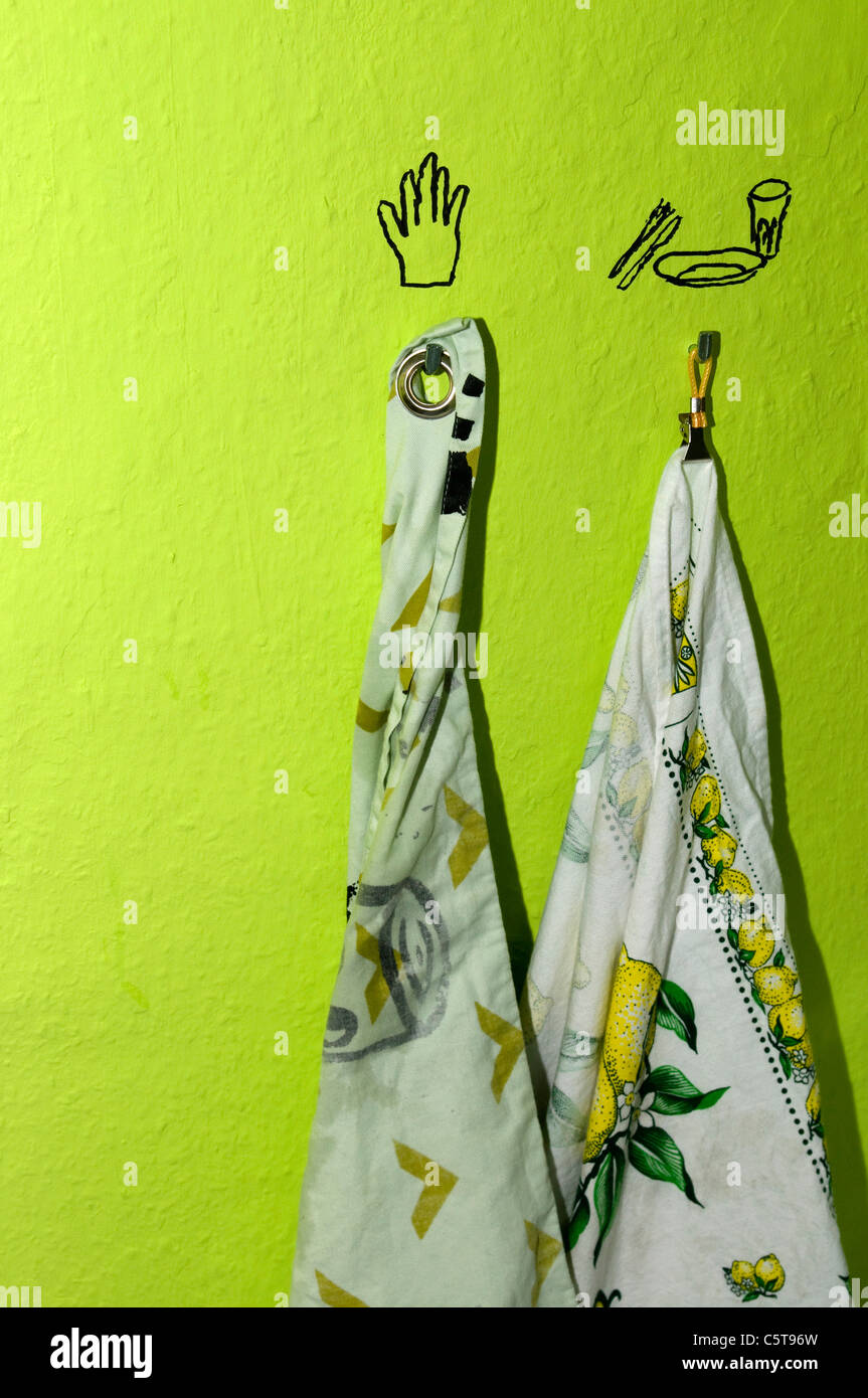 Grüne Wand vom Haken hängen Handtücher Stockfoto