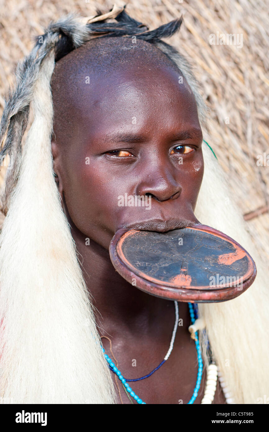 Porträt von einem Mursi-Tribeswoman tragen eine Mundlochplatte im Mago Nationalpark am unteren Omo-Tal, Südliches Äthiopien, Afrika. Stockfoto