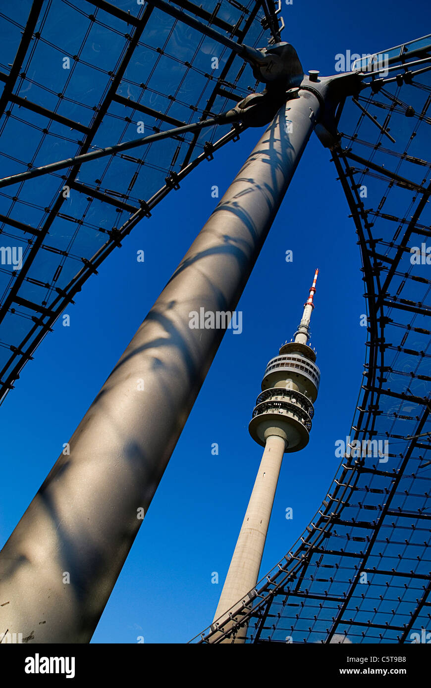Deutschland, Bayern, München, Blick auf den Olympiaturm vom Stadion Stockfoto