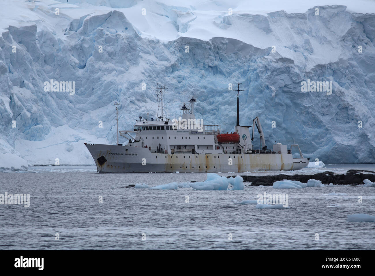 Antarktis, Expedition liefern neben Eisberg Stockfoto