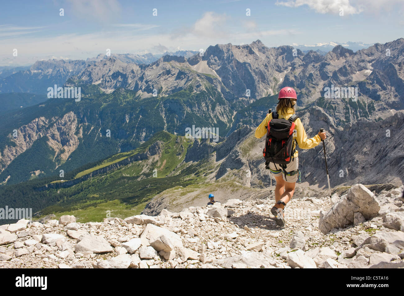 Deutschland, Garmisch-Partenkirchen, Alpspitz, Frau Wandern, Rückansicht Stockfoto