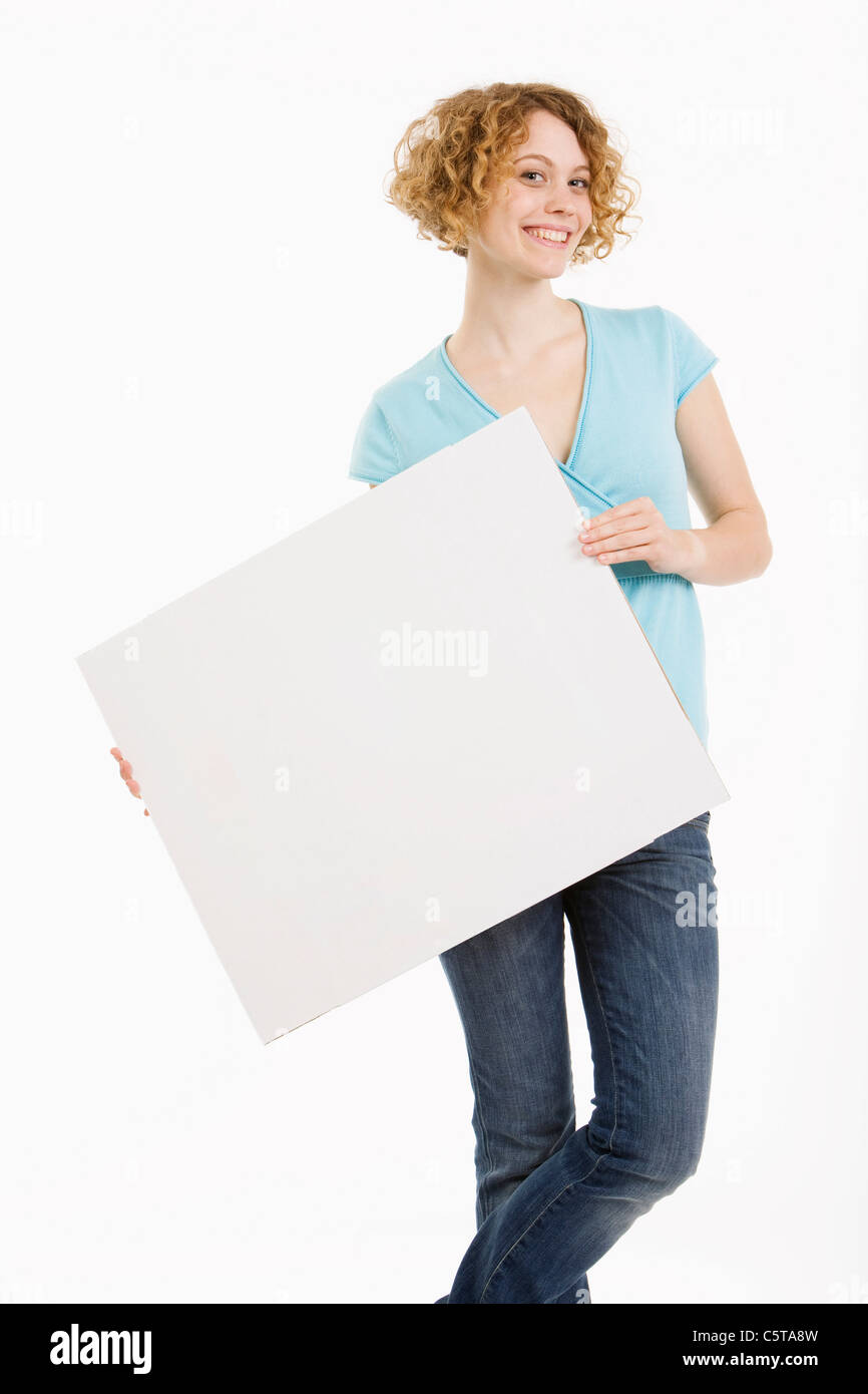 Junge Frau mit leeren Karton, Lächeln, Porträt Stockfoto