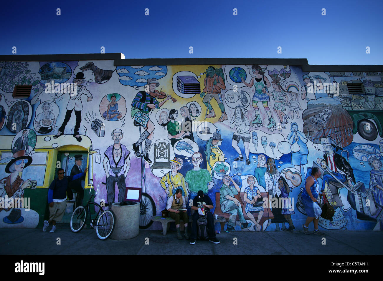 Leute warten vor einem Wandgemälde in Tucson, Arizona, USA Stockfoto