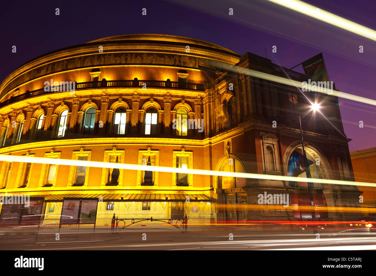 Royal Albert Hall in der Abenddämmerung mit Lichtern London UK Stockfoto