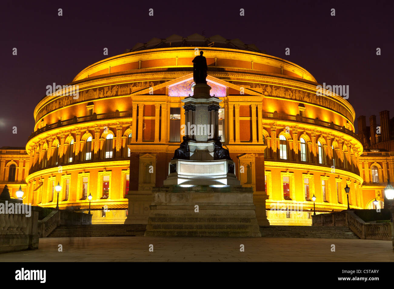 Royal Albert Hall in der Abenddämmerung mit Lichtern London UK Stockfoto