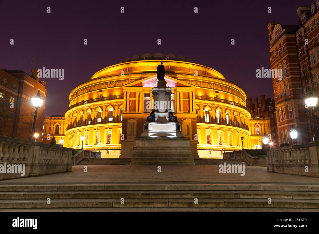 Royal Albert Hall in der Abenddämmerung mit Lichtern London UK Stockfoto