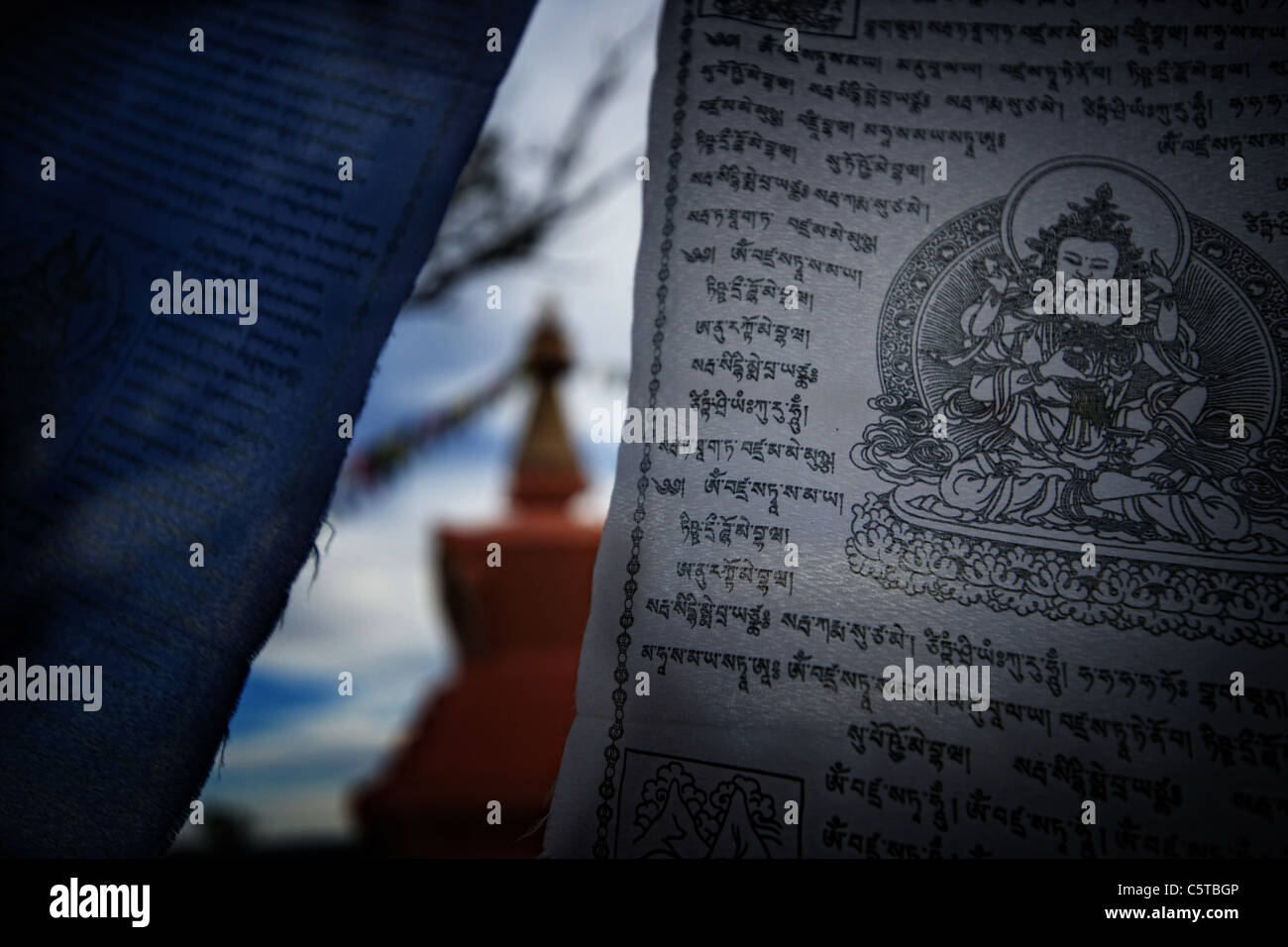 Gebetsfahnen an die buddhistische Stupa in Sedona, Arizona Stockfoto