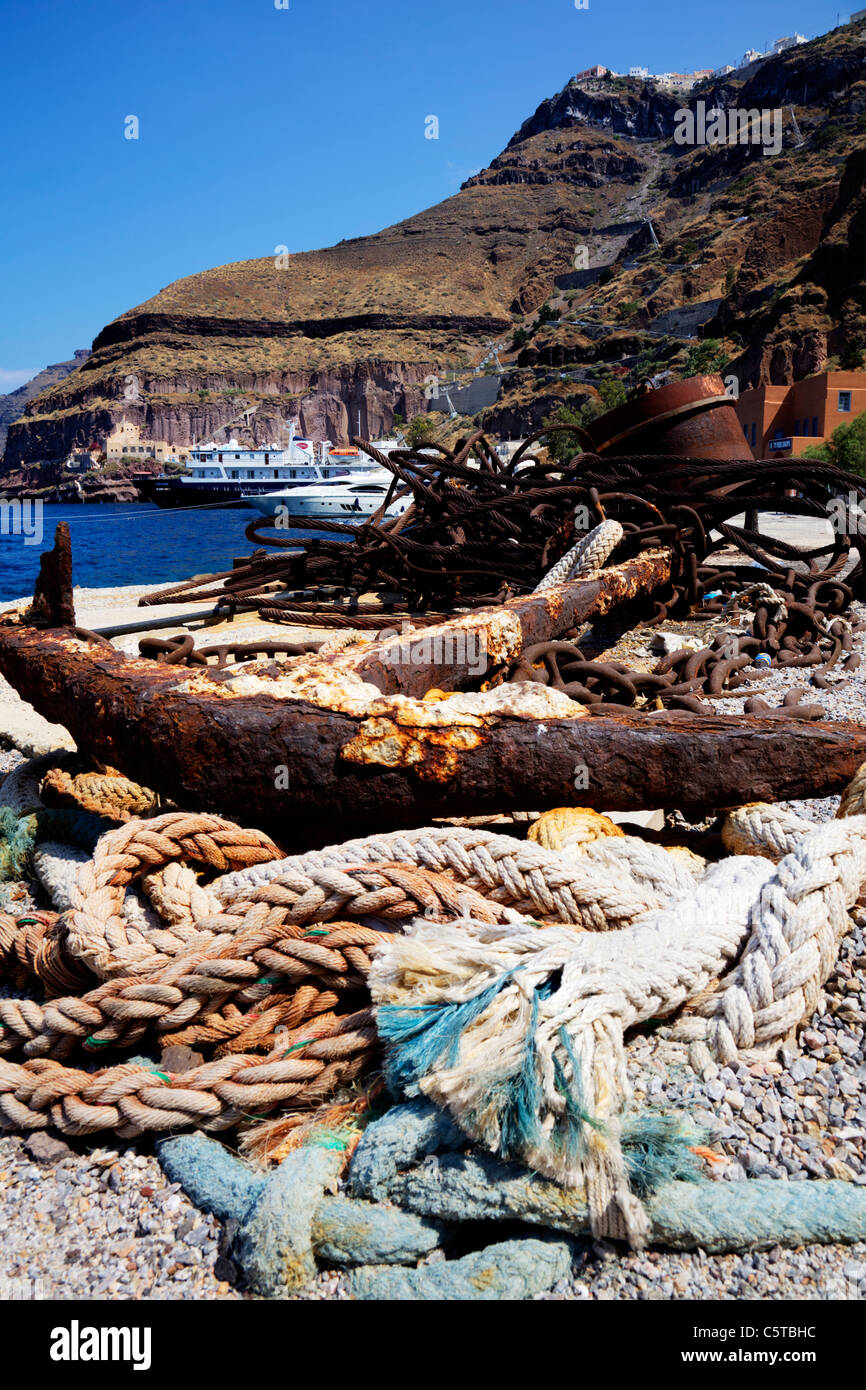 Santorini, griechische Insel, Kykladen, Griechenland, alten rostigen Schiff Anker und Seil an Land Kreuzfahrtschiff mit hinter Stockfoto