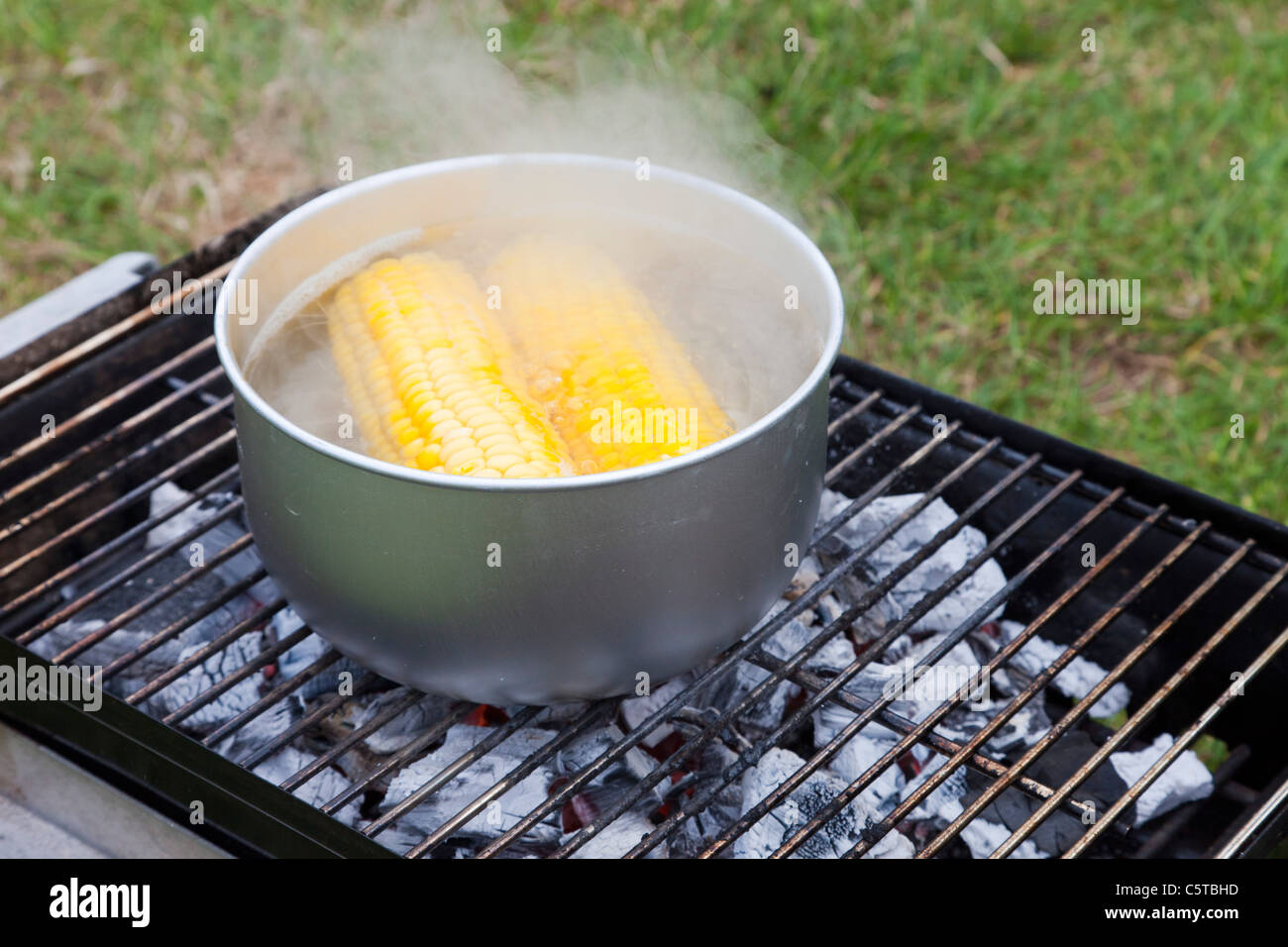 Maiskolben auf einem Grill kochen Stockfoto