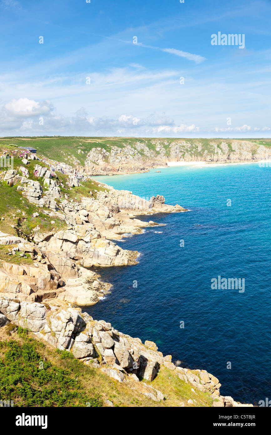 Felsige Küste in der Nähe von Porthcurno in Cornwall UK im Sommer Stockfoto