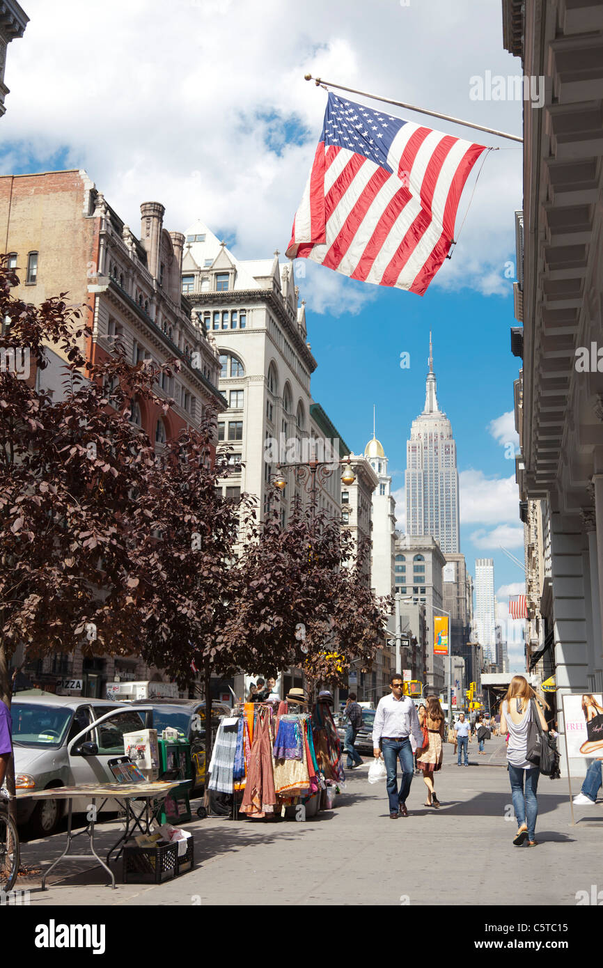 5th Avenue New York City mit großen USA-Flagge Stockfoto