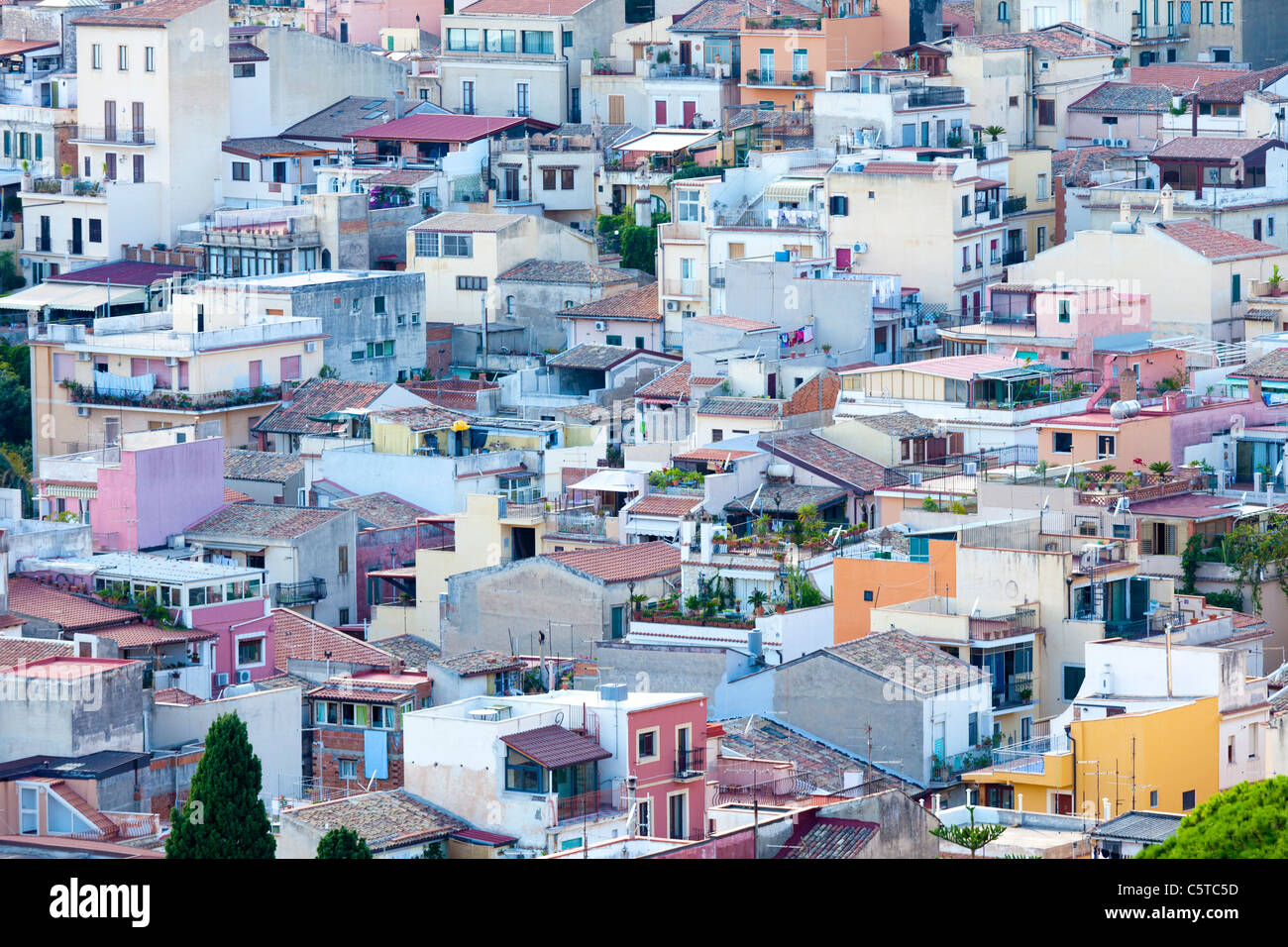 Häuser am Hang in Taormina Sizilien Italien Stockfoto