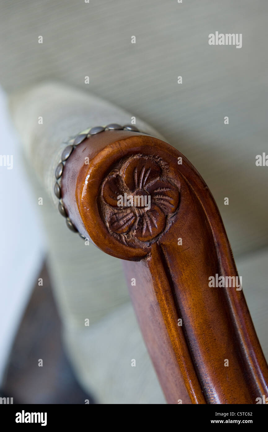 Geschnitzte hölzerne Detail auf eine Reproduktion antiker Stuhl Stockfoto