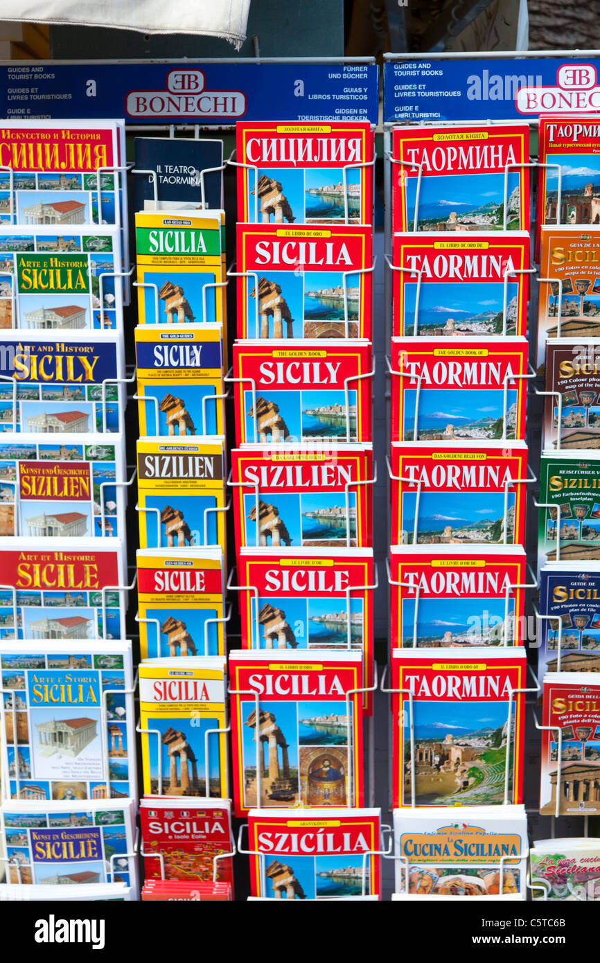 Reiseführer über den Verkauf in Taormina Sizilien Italien Stockfoto