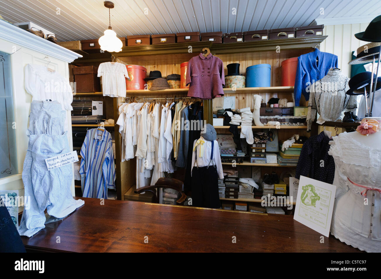 Altmodische viktorianischen Tuchmacher Shop mit Stoff und Kleidung zum Verkauf an der Ulster Folk Park Museum Stockfoto