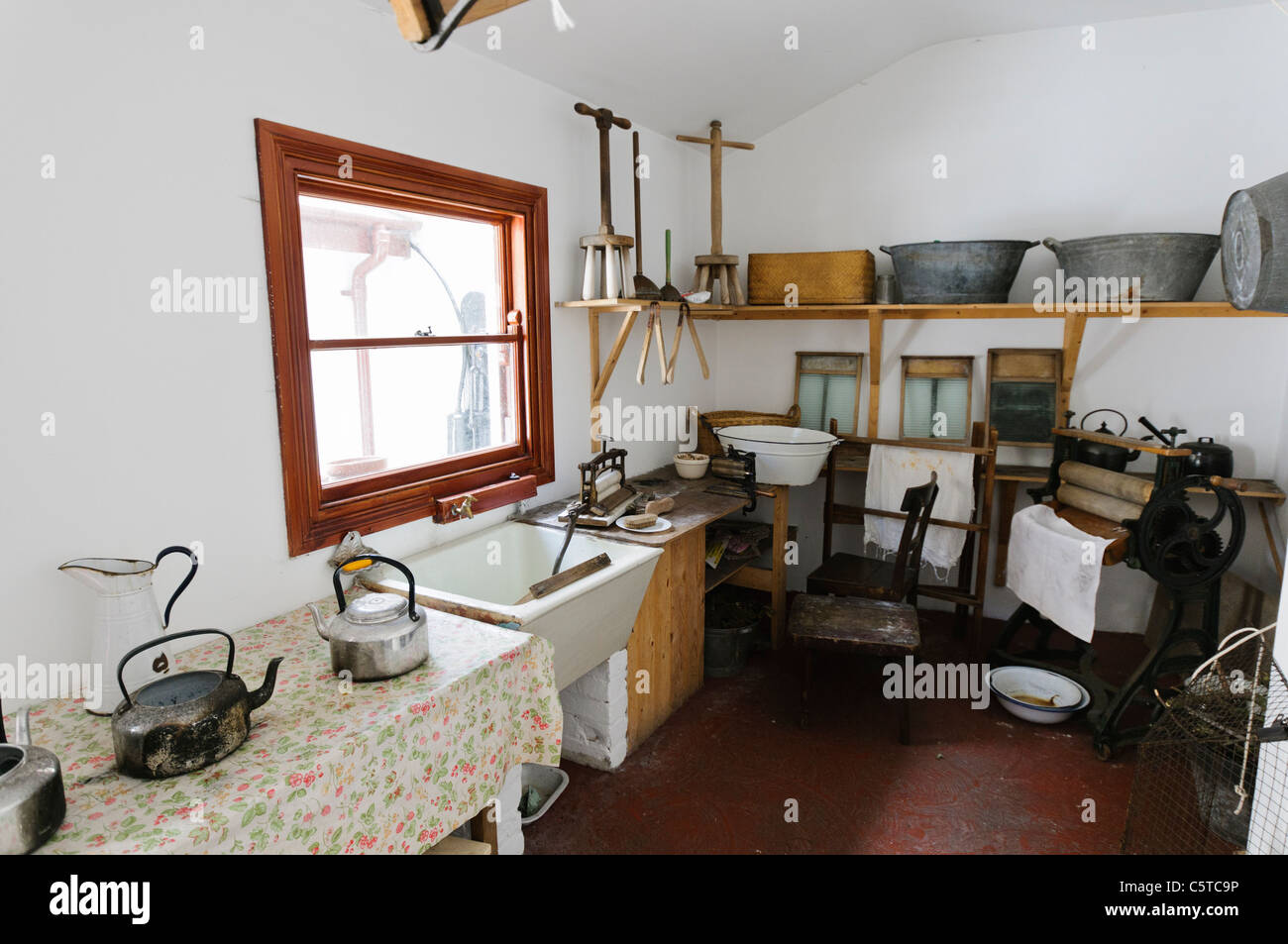 Alten altmodischen Küche in einem viktorianischen Haus einer wohlhabenden Familie im Ulster Folk Park Museum Stockfoto
