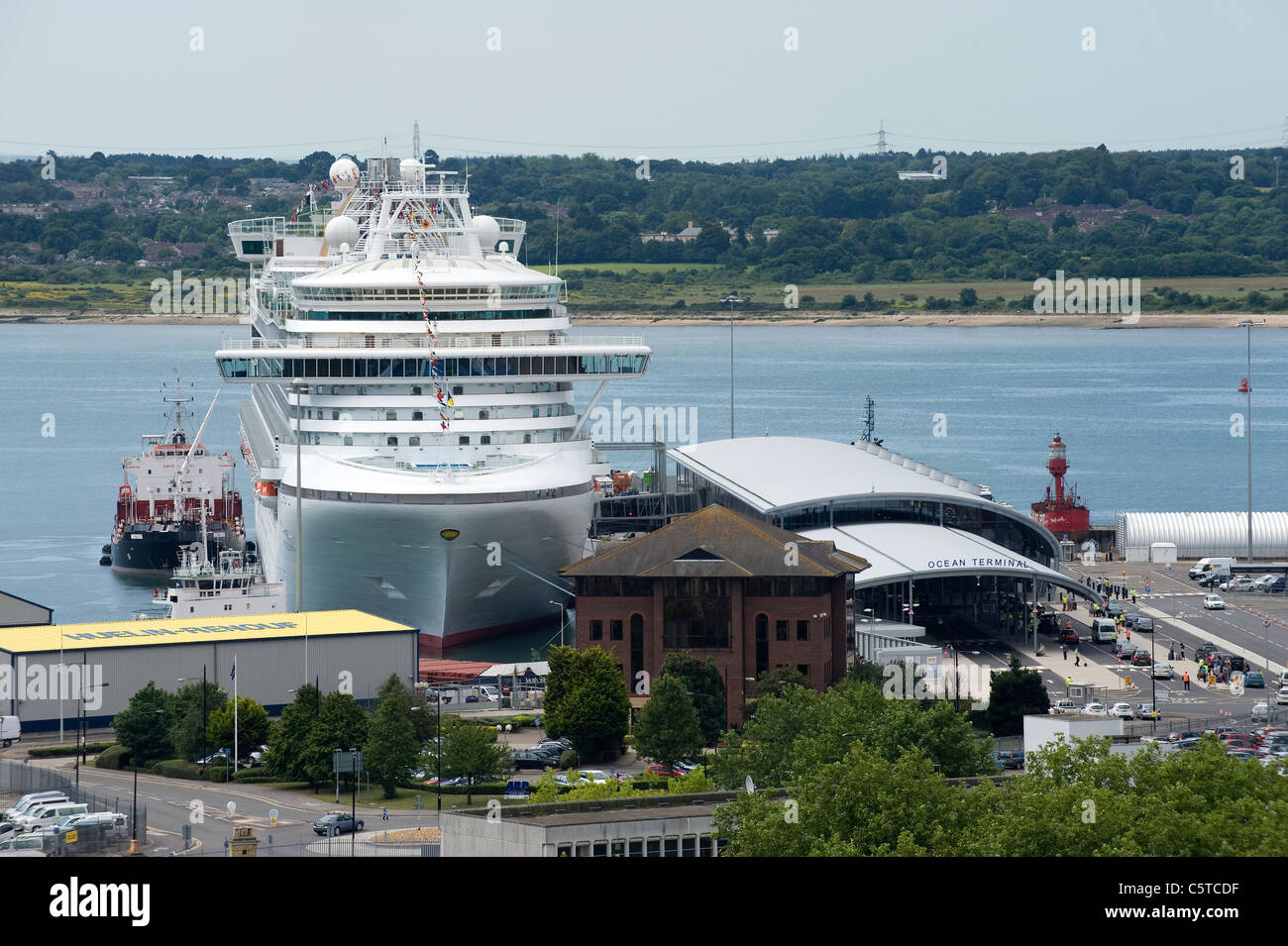 Luftaufnahme des Ocean Terminal, Southampton, England, mit P & O Kreuzfahrtschiff "Azura" und Southampton Water Stockfoto