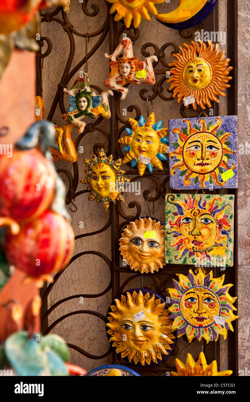Bunte Souvenirs in einem Shop Eingang, Taormina Sizilien Italien Stockfoto