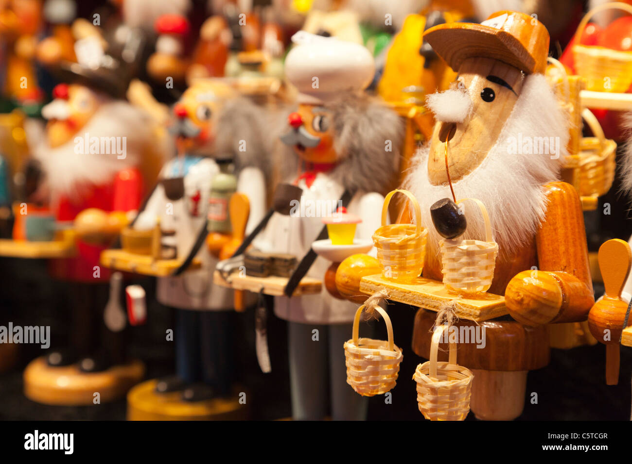 Holzfiguren am deutschen Chrstmas Markt, Leeds, UK Stockfoto