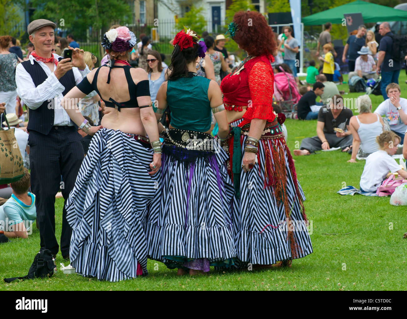 Bunt gekleidete Frauen am Karneval Cowley Straße, Oxford. Stockfoto