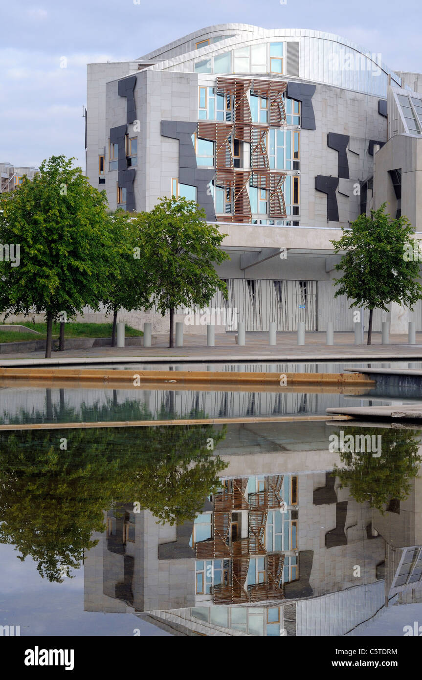Schottisches Parlament schließen sich ausführlich mit dem Teich im Vordergrund Stockfoto