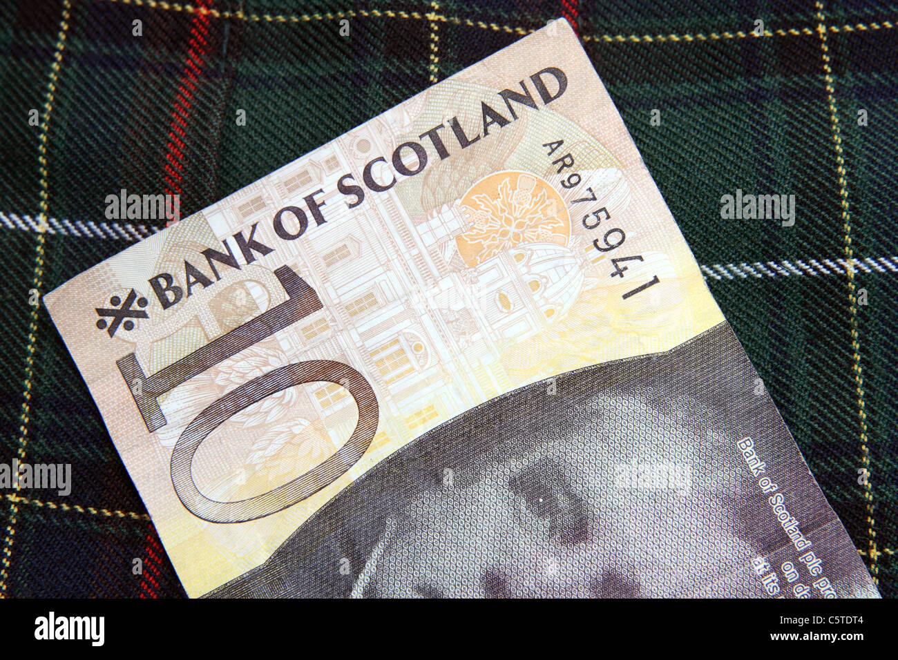 Schottische zehn-Pfund-Note vor dem Hintergrund der Tartan Stockfoto