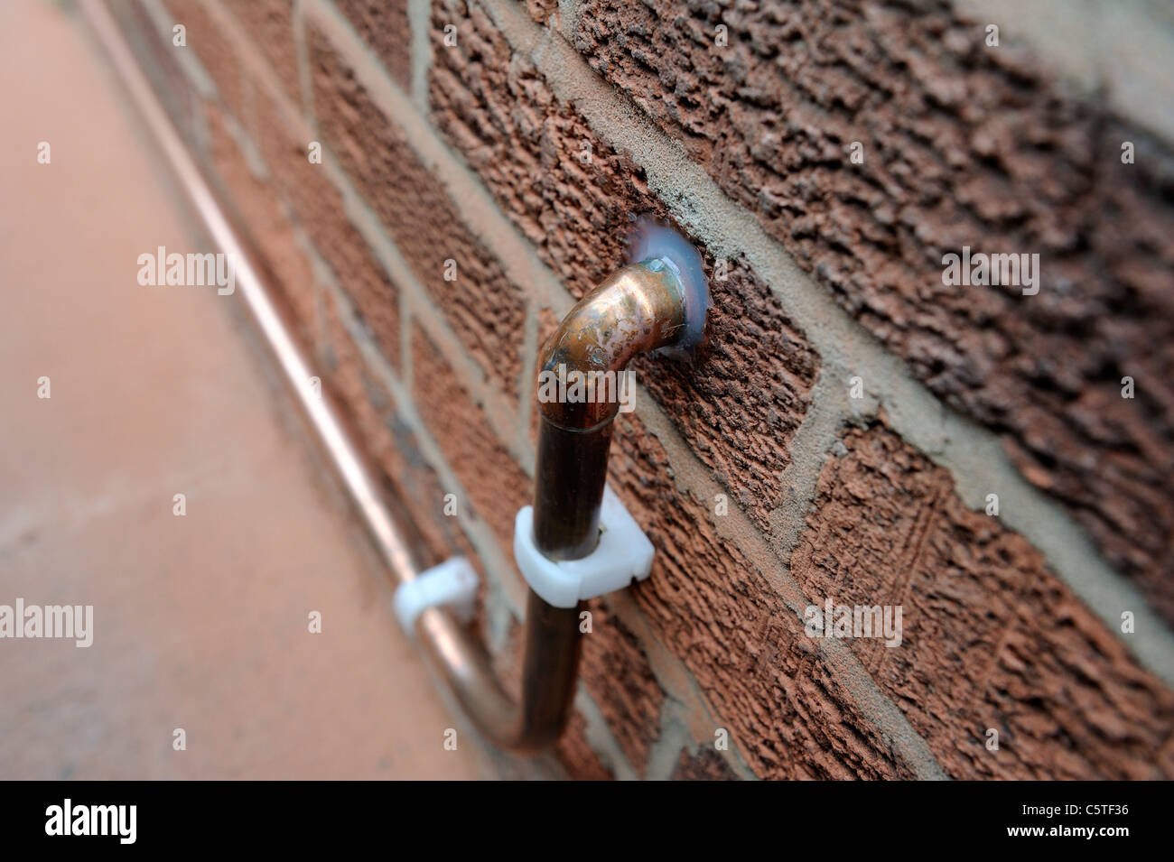 Kupferrohr mit Gasversorgung in Eigentum England uk Stockfoto