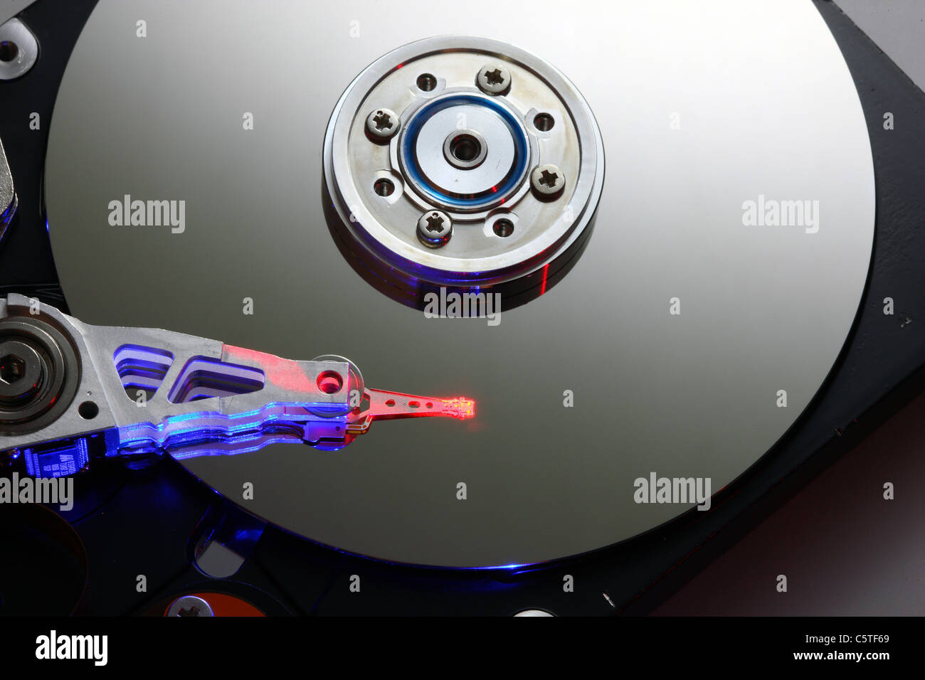 Festplatte des Computers geöffnet, Lese/Schreib-Kopf und Festplatte. Stockfoto